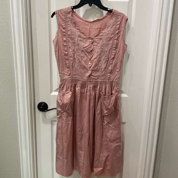 Adorable 1950’s vintage dress w/ flower embroidery - Picture 1 of 7